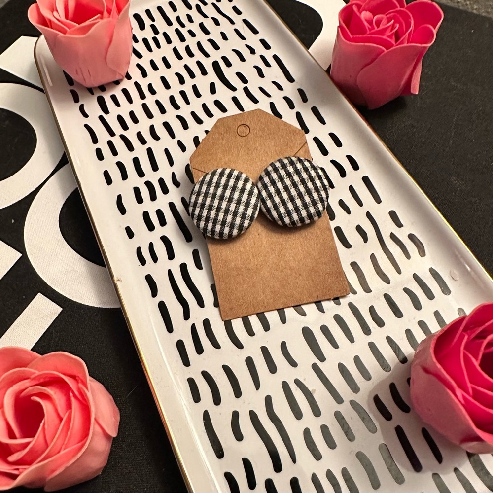 💖Black & White Checkered Button Earrings